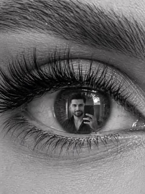 Reflejo de selfie en blanco y negro
